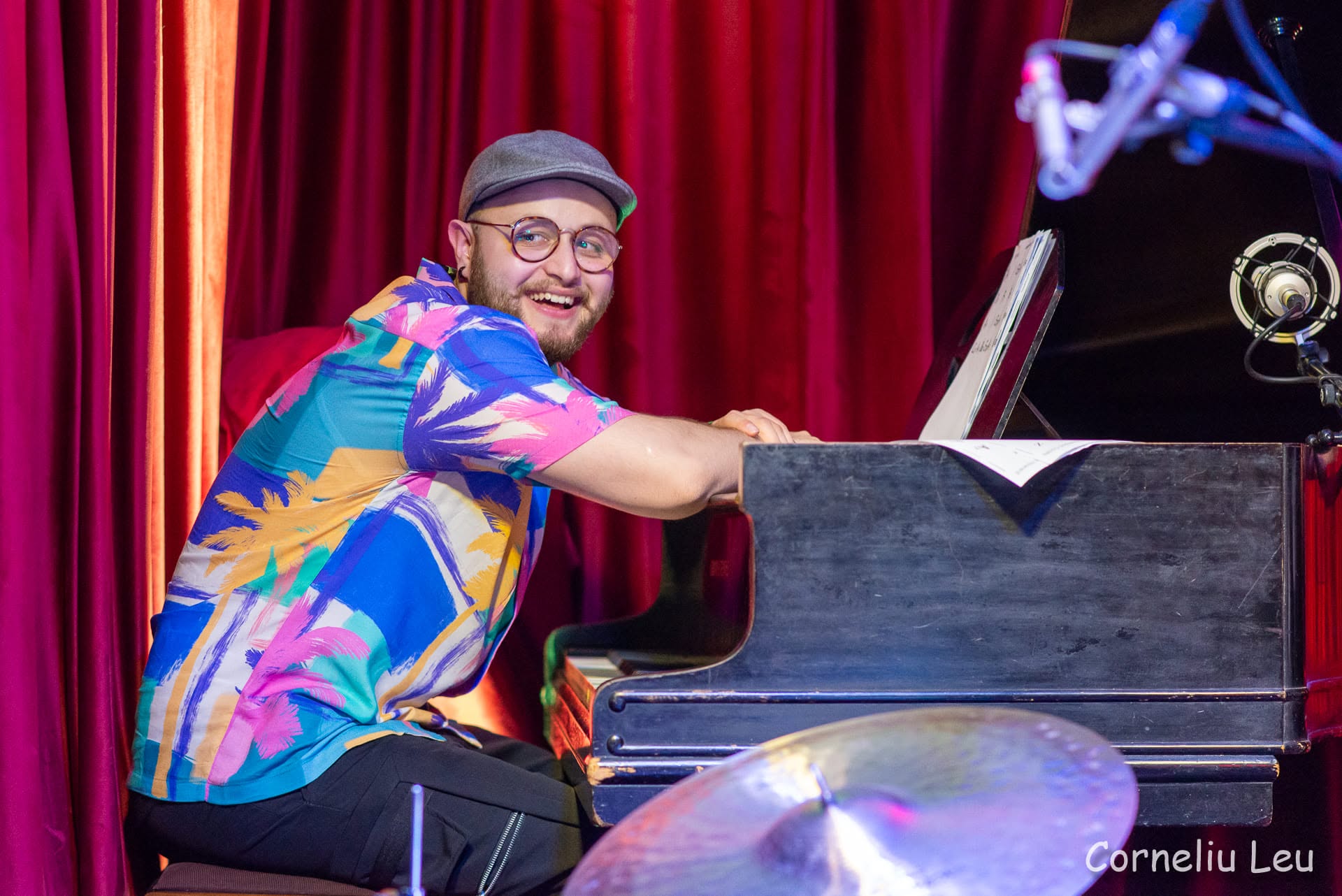 Mihai Paun zâmbind la pian, într-un club de jazz